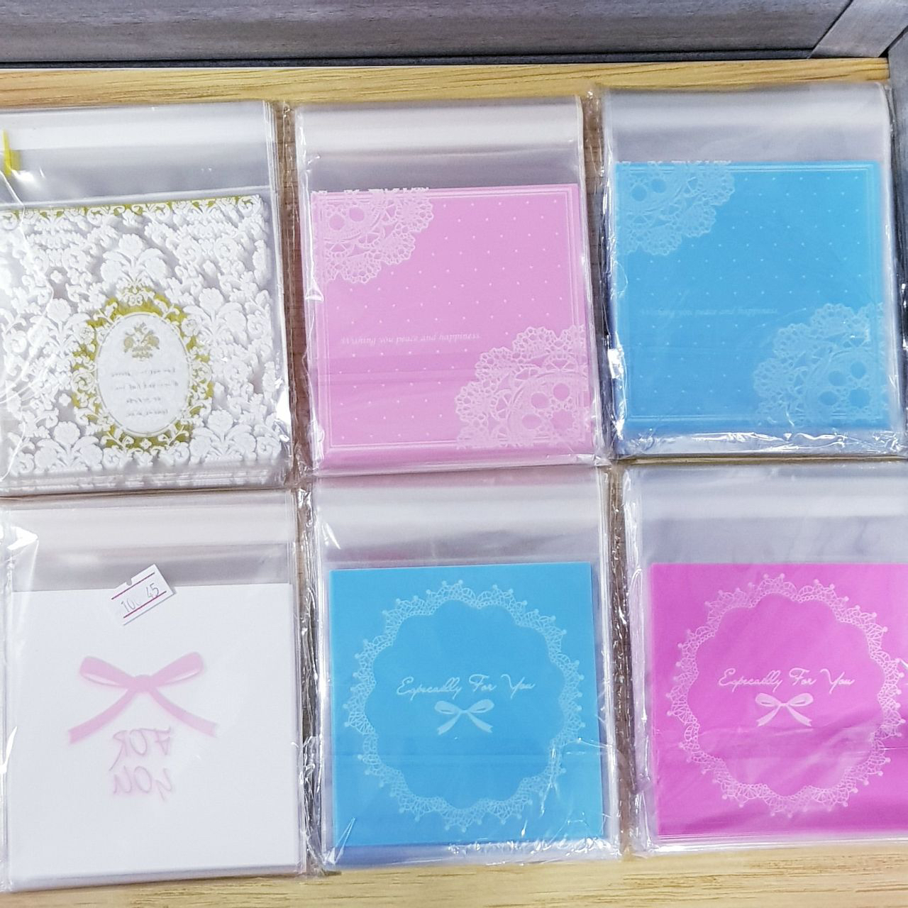 BOLSAS CON PEGAMENTO DECORADA 10X10CM 100PCS