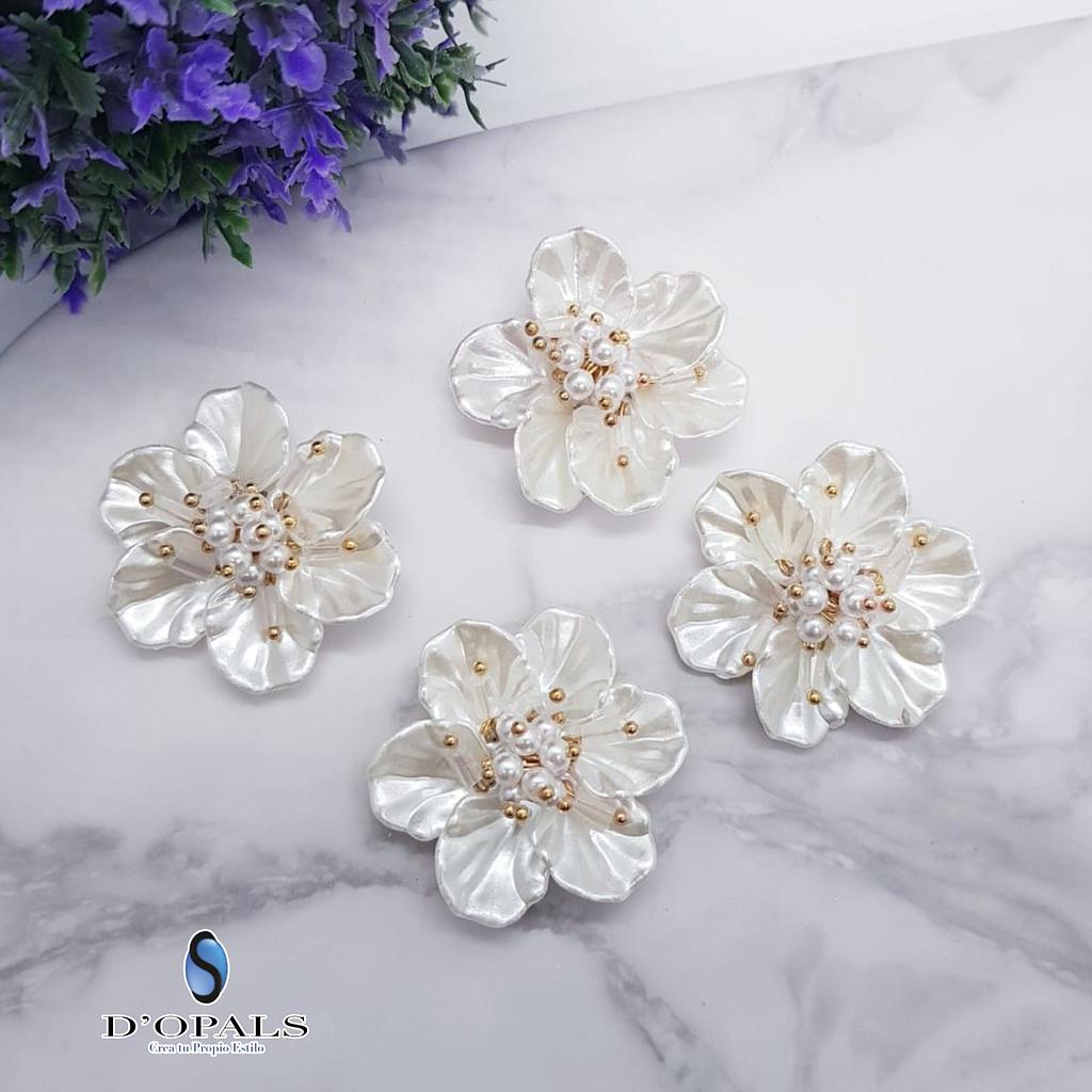 PAQUETE FLOR TEJIDA CON PERLA Y CANUTO ACRILICA