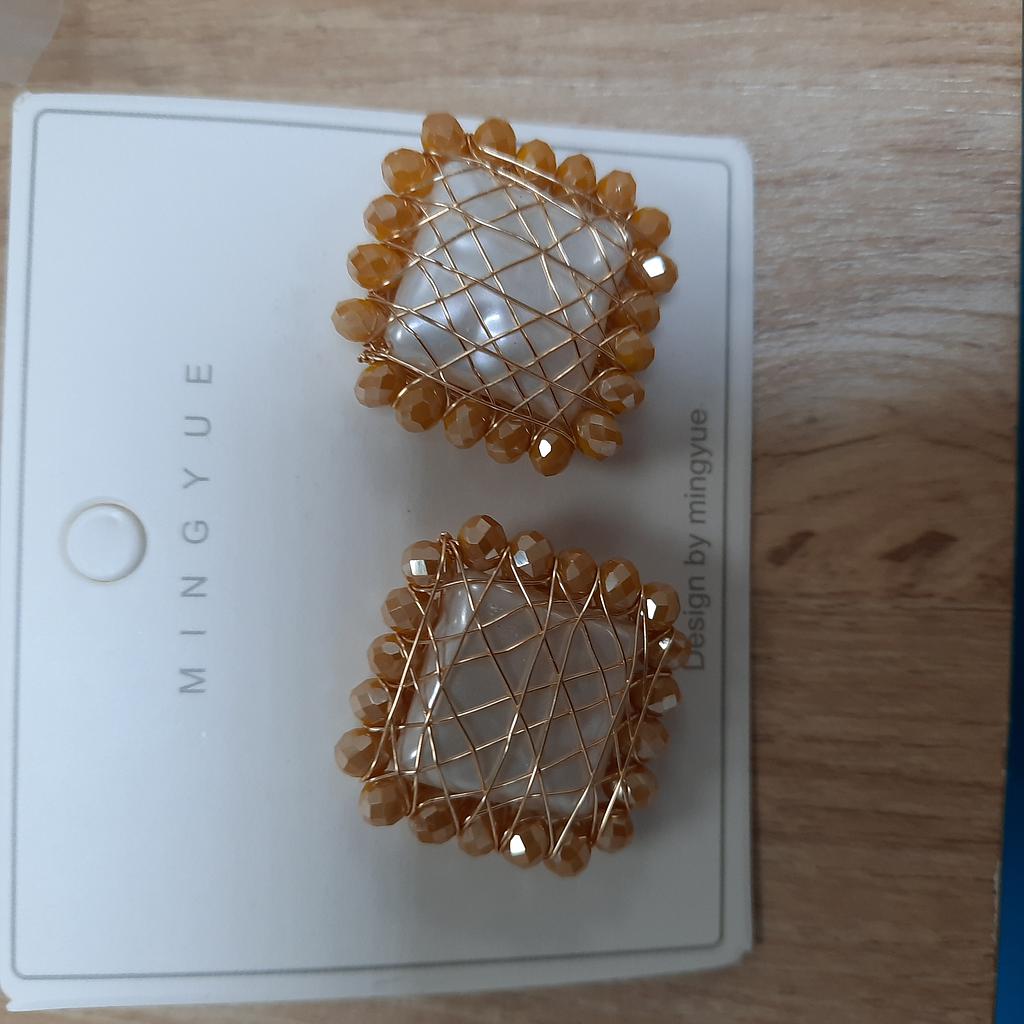 ARETES DE PERLA Y ALAMBRE