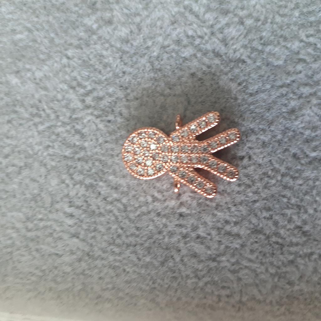 DIJE MICROCIRCON NIÑO ROSADO 