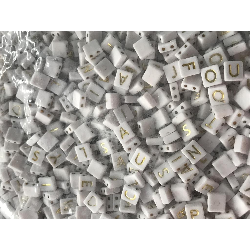 SEPARADOR LETRAS ACRILICO CUADRADO 8X9MM 10GR