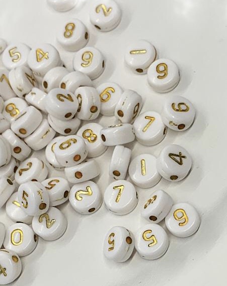 SEPARADOR ACRILICO NUMERO DORADO 4X7MM BOLSA 10GRS