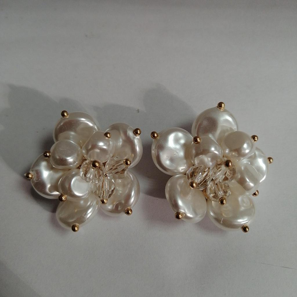 FLOR CON CRISTALES Y PERLA ACRILICA