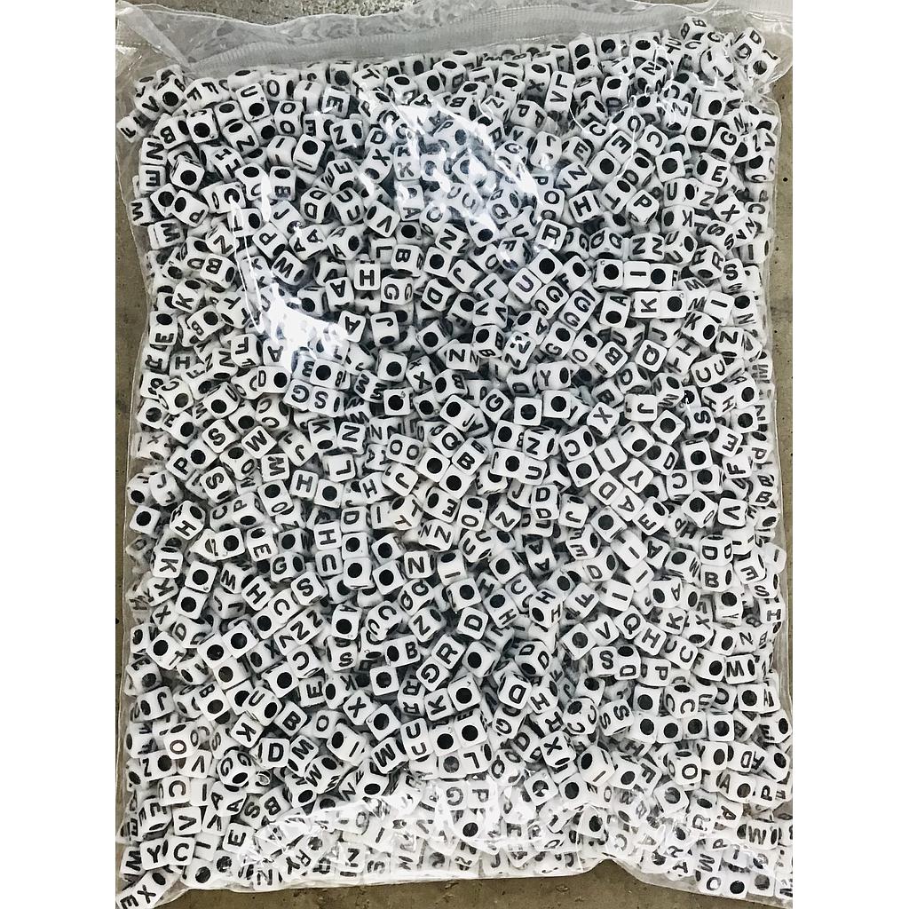 BOLSITA LETRAS CUBOS 6X6MM 8GRS