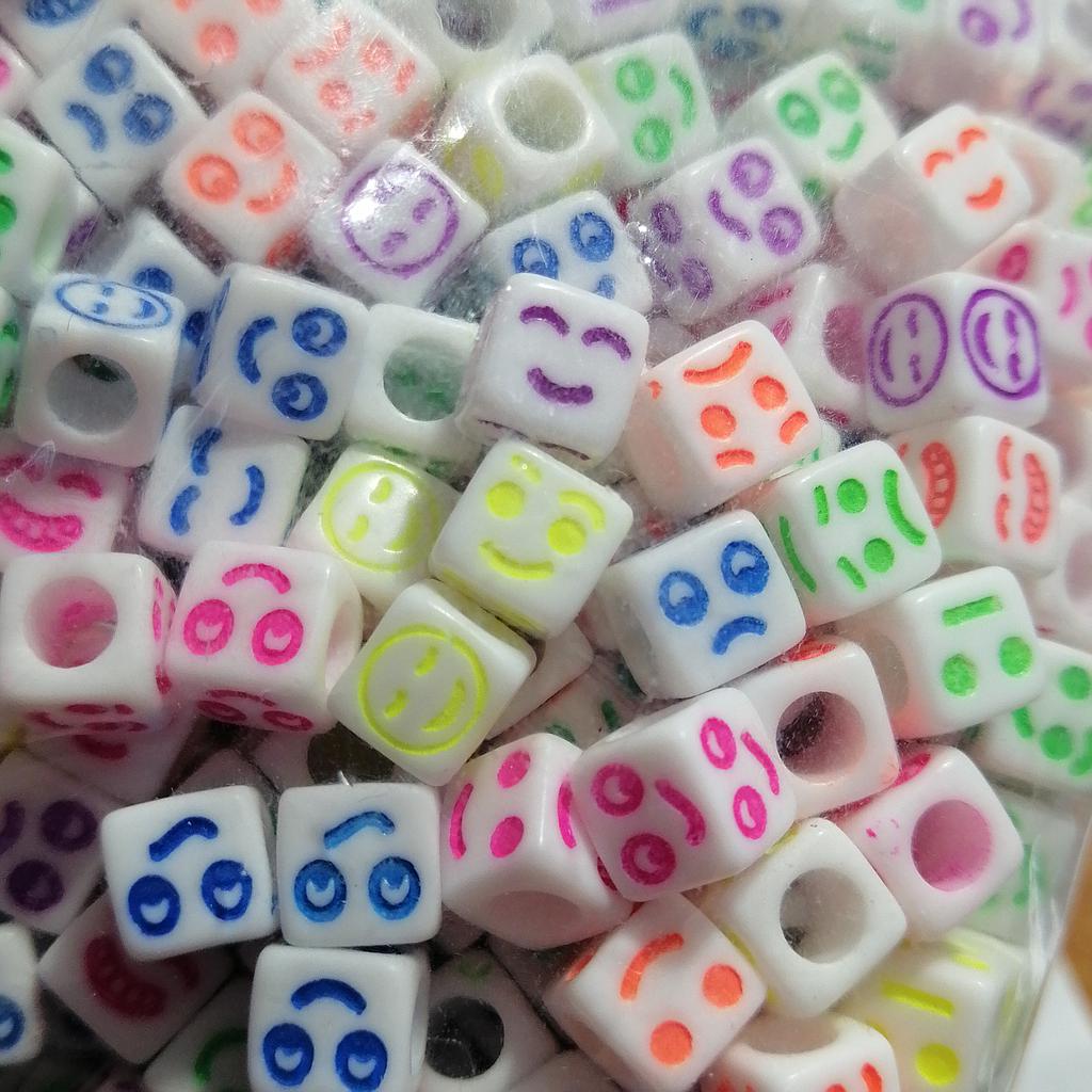 PAQUETE SEPARADOR CARITAS CUBOS6X6MM