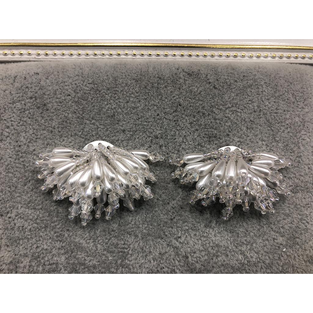 FLORES CON PERLAS ACRILICAS Y CRISTALES