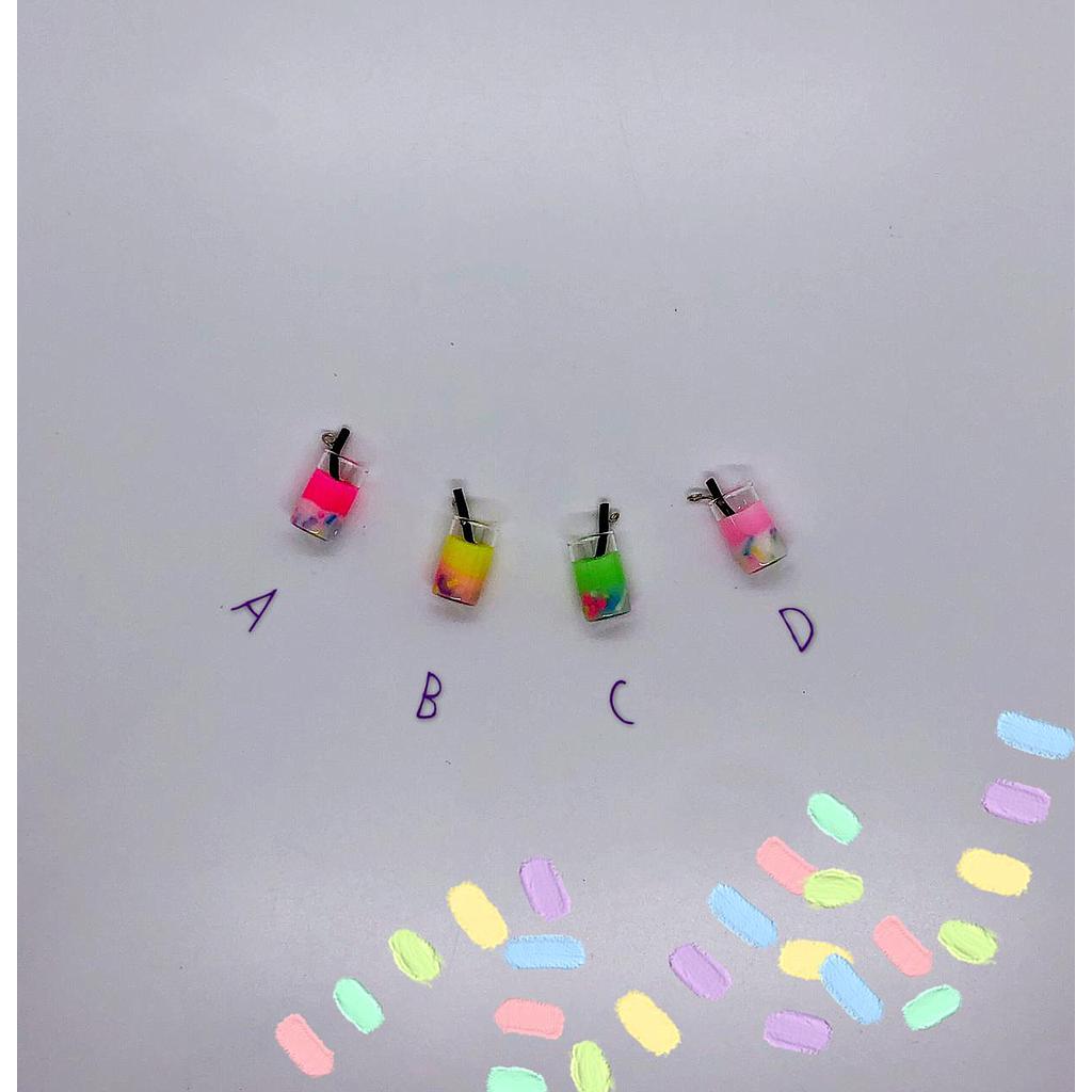 DIJE DE VASITO CON MALTEADA Y CHISPITAS 18MM