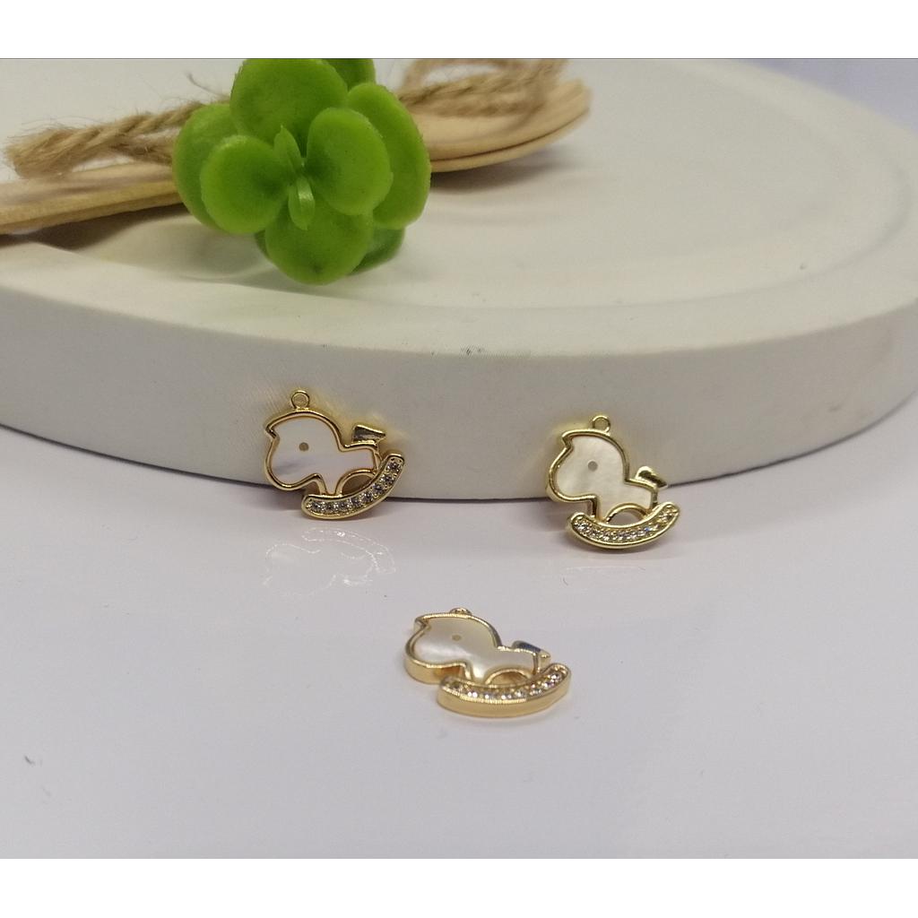 DIJE CABALLITO CON CONCHA Y ELECTROENCHAPADO 12MM