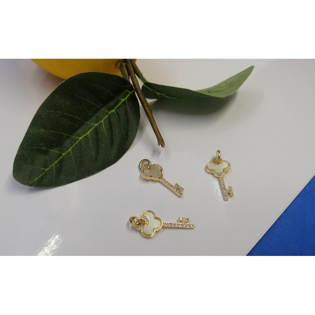 DIJE LLAVE CON CONCHA Y ELECTROENCHAPADO 24MM