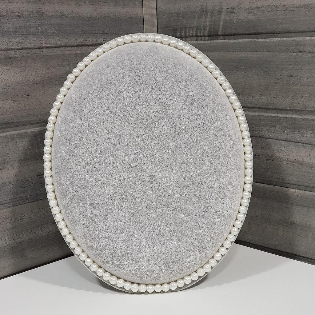 EXHIBIDOR CON ORILLA DE PERLAS PARA COLLAR