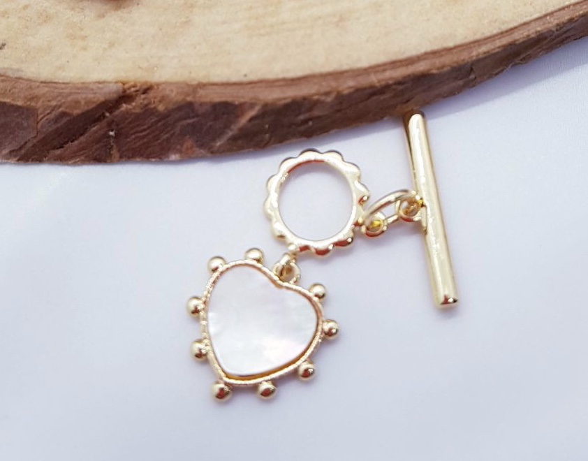 BROCHE DE CORAZON CONCHA Y ELECTROENCHAPADO