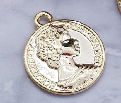 DIJE REDONDO REINA 20MM ELECTROENCHAPADO