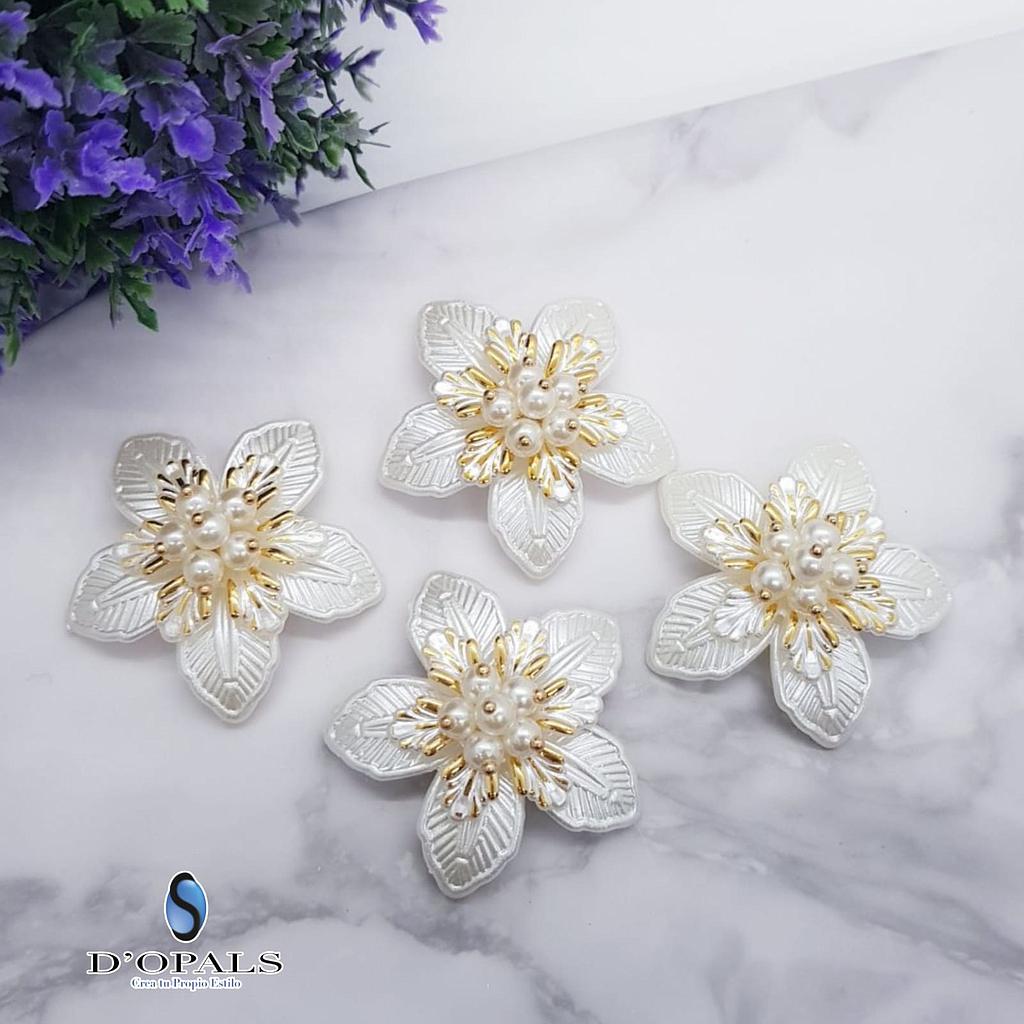 FLOR TEJIDA CON PERLA ACRILICA