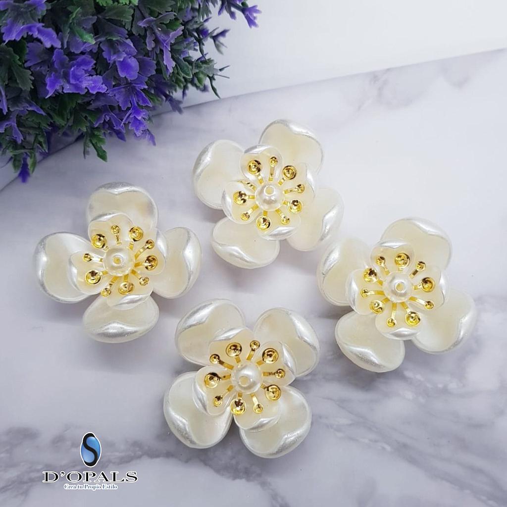 FLOR TEJIDA CON PERLA ACRILICA