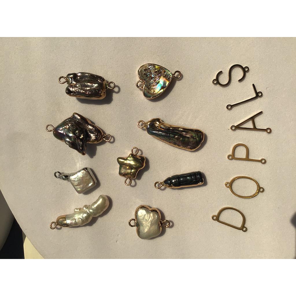 PERLA BARROCA CON ORILLA DORADA