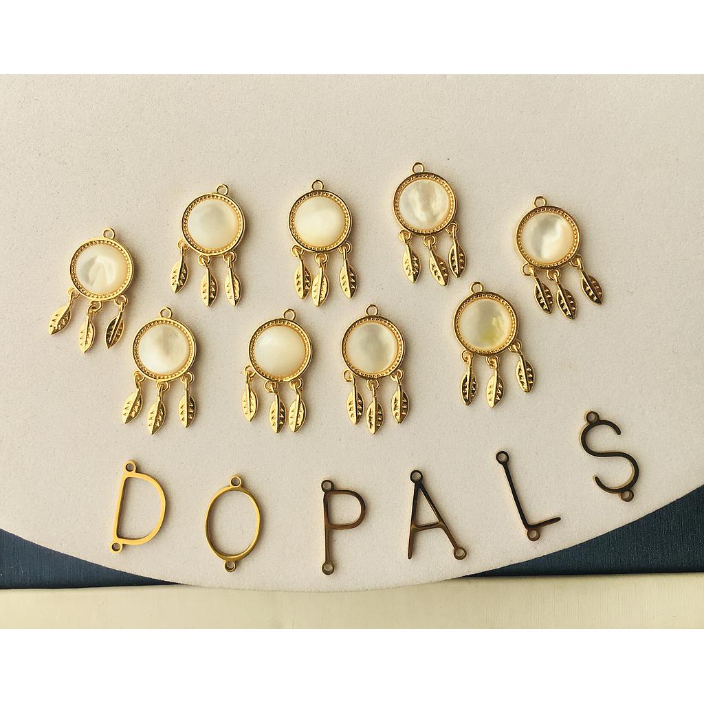 DIJE REDONDO CON HOJAS Y CONCHA NACAR DE ELECTROENCHAPADO