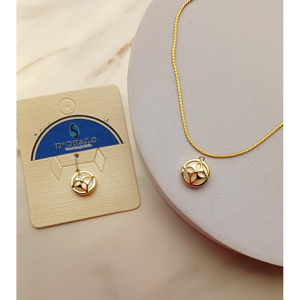 DIJE REDONDO CON FLOR Y CONCHA NACAR DE ELECTROENCHAPADO 18K