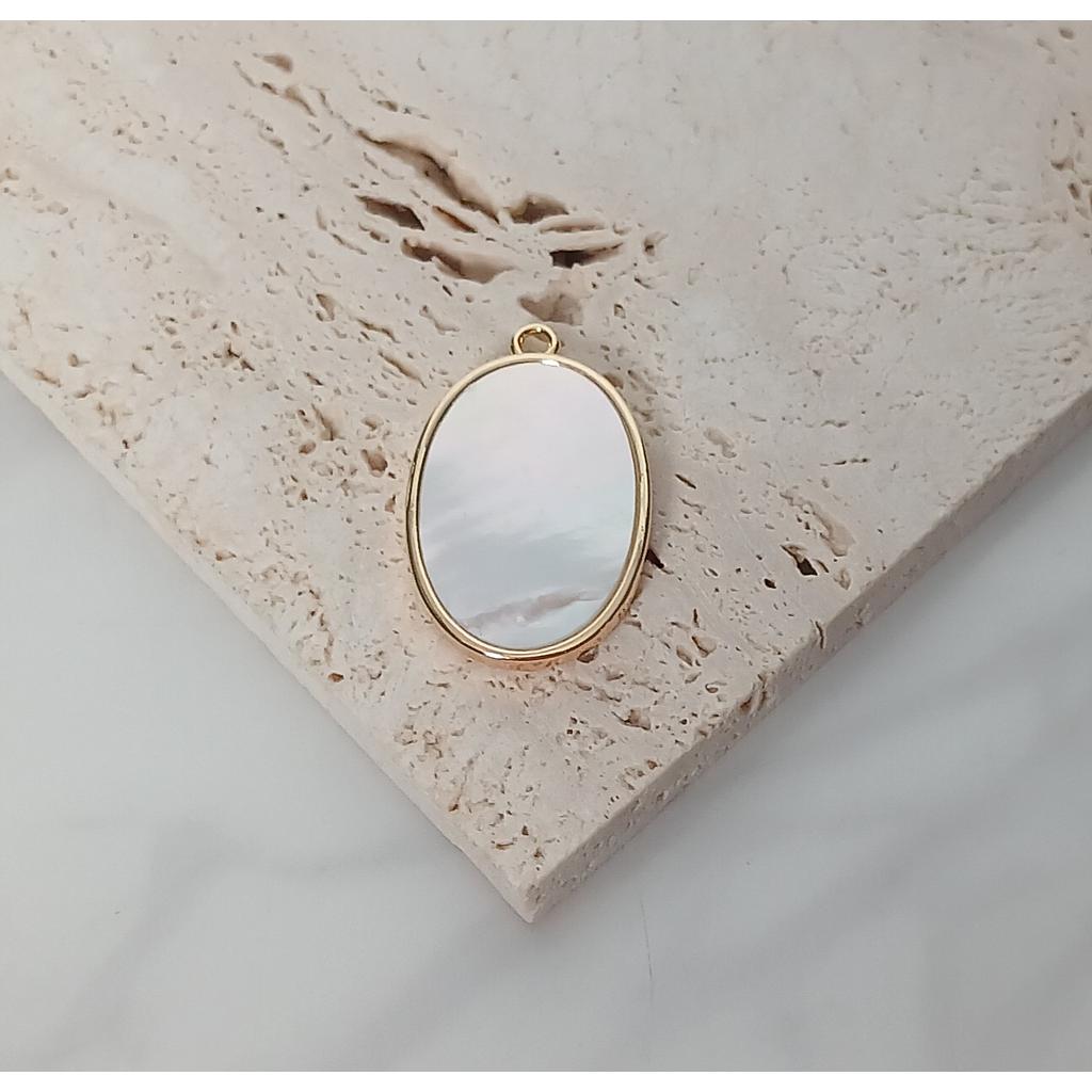 DIJE OVALADO DE ELECTROENCHAPADO Y CONCHA NACAR 25MM