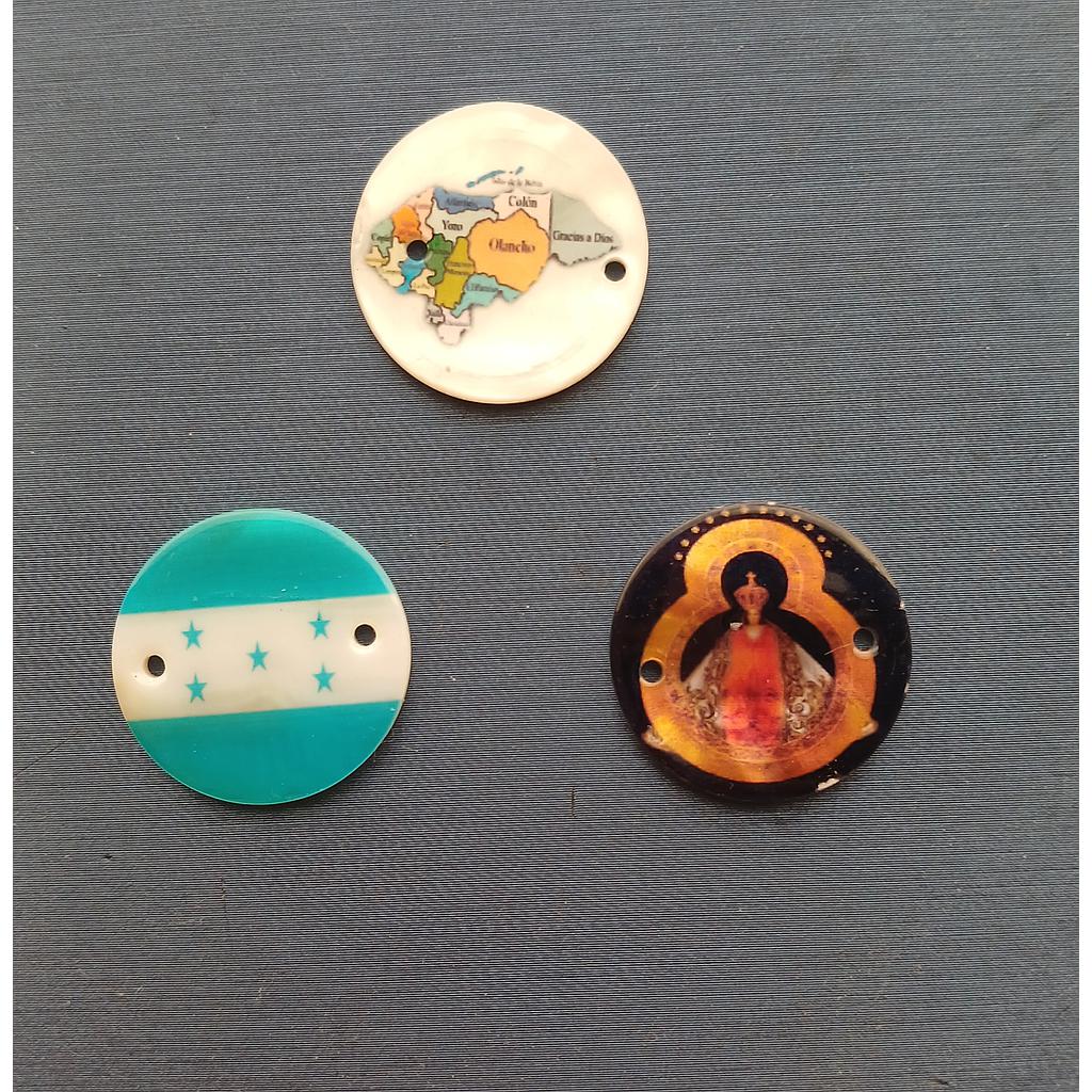 DIJES HONDUREÑOS DE CONCHA NACAR 20MM