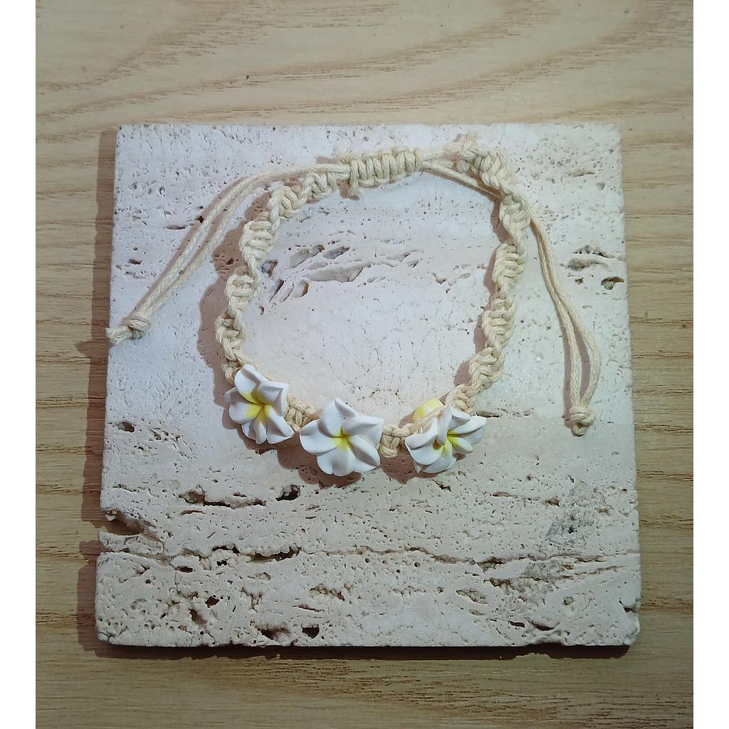 PULSERA DE HILO CON FLORES